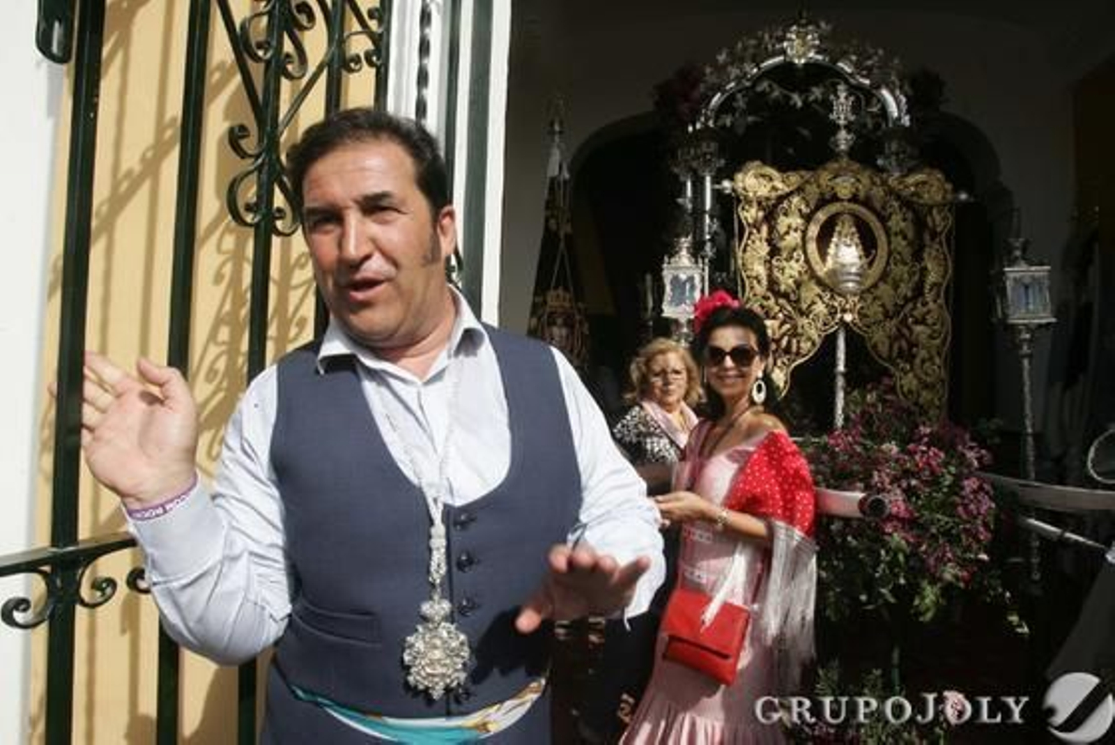 La cantante María José Santiago ante el Simpecado de la hermandad de Jerez y tras el encargado de abrir la puerta.

Foto: Pascual