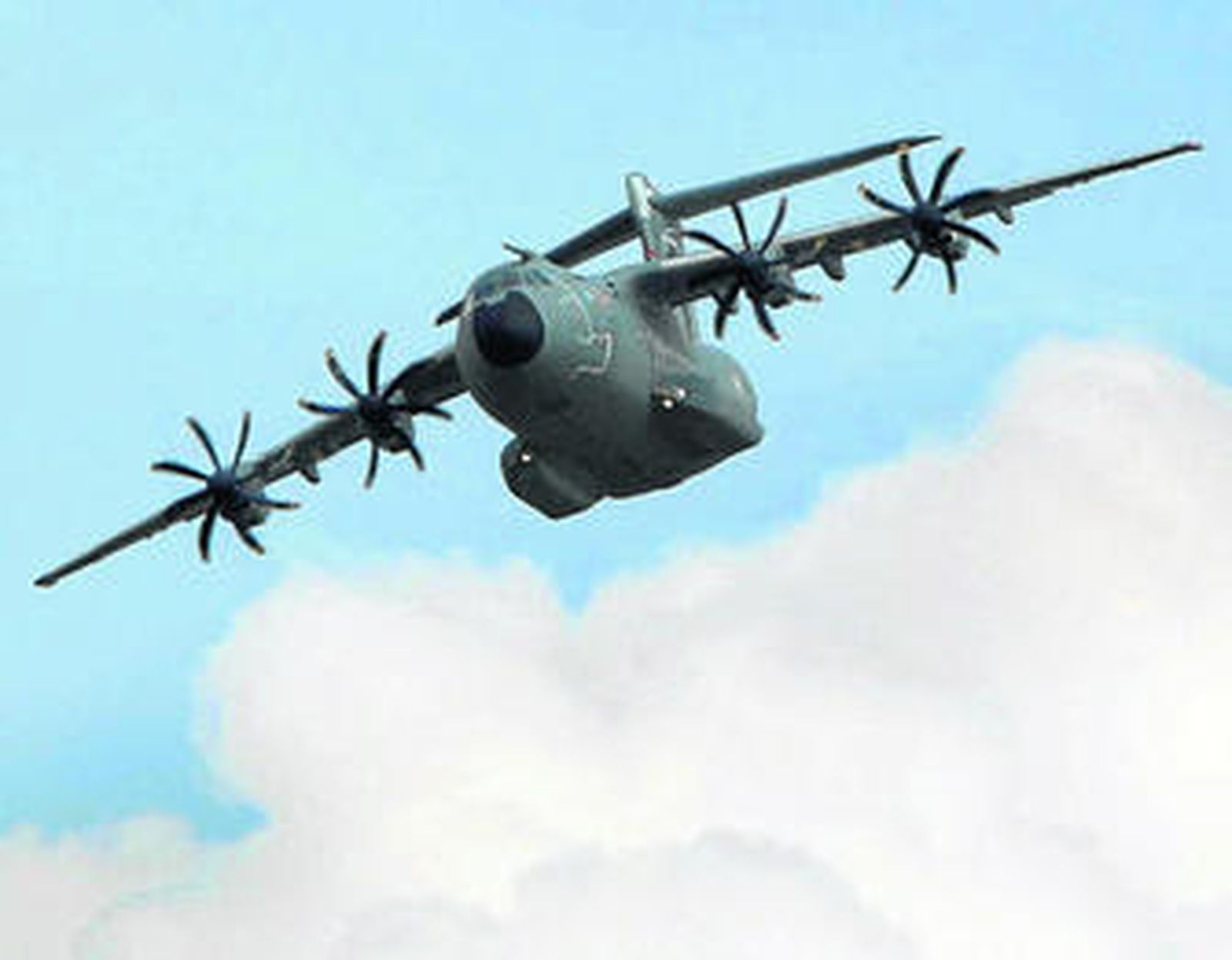 Un avión de transporte militar A400M en un momento del vuelo.