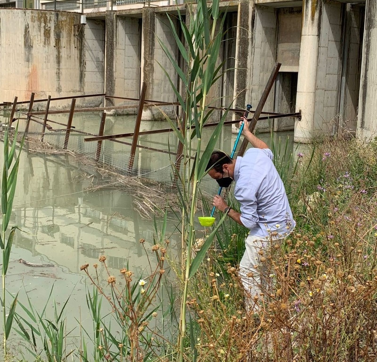 El entomólogo Mikel Bengoa en el embalse de Cordobilla.