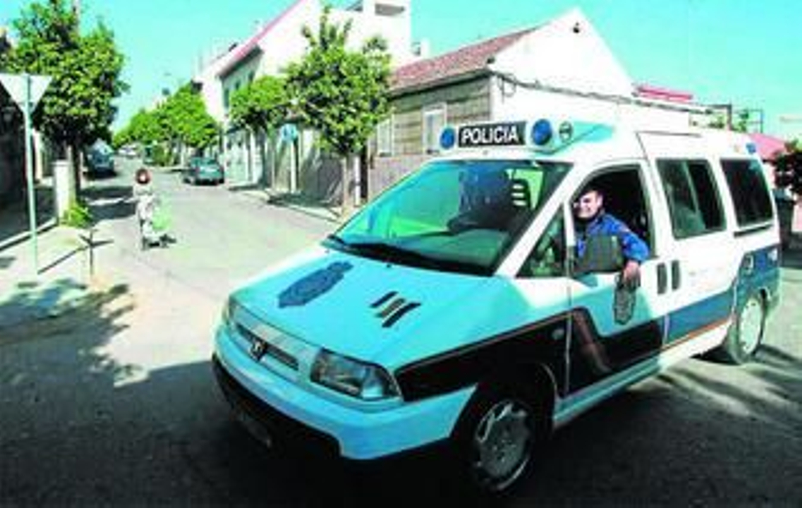 Unos policías patrullan por la calle Sanchuelo.
