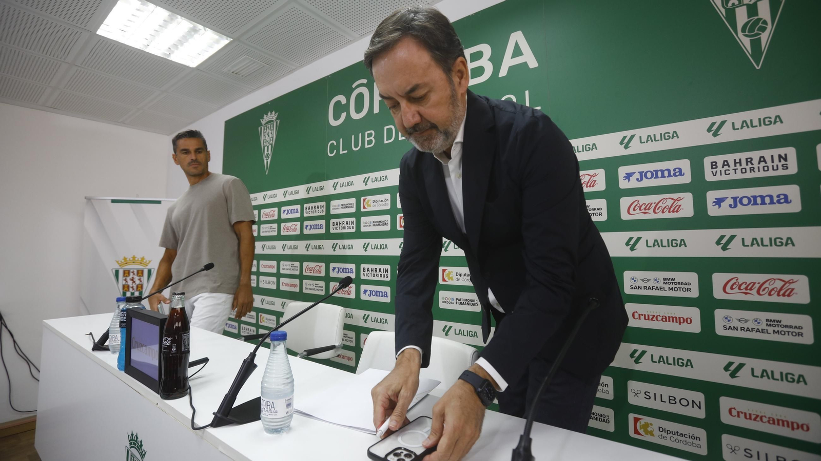 Antonio Fernández Monterrubio, CEO del Córdoba CF, junto al director deportivo, Juanito, en la sala de prensa de El Arcángel.