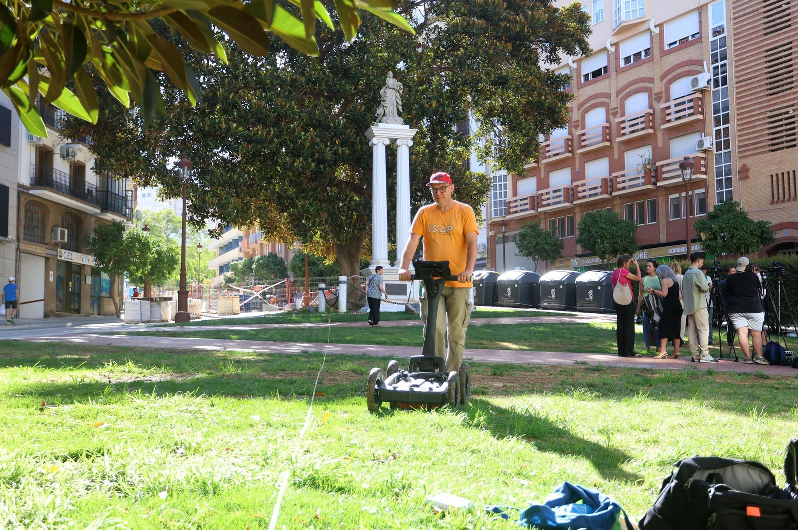 Imágenes de los trabajos para la prospección arqueológica geofísica, en la plaza Arqueológica