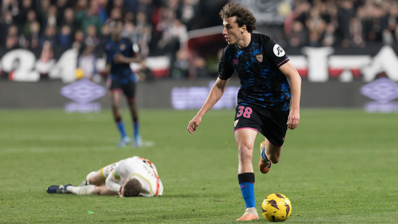Diego Hormigo, objetivo del Córdoba CF en el mercado de fichajes, en un partido con el primer equipo del Sevilla FC.