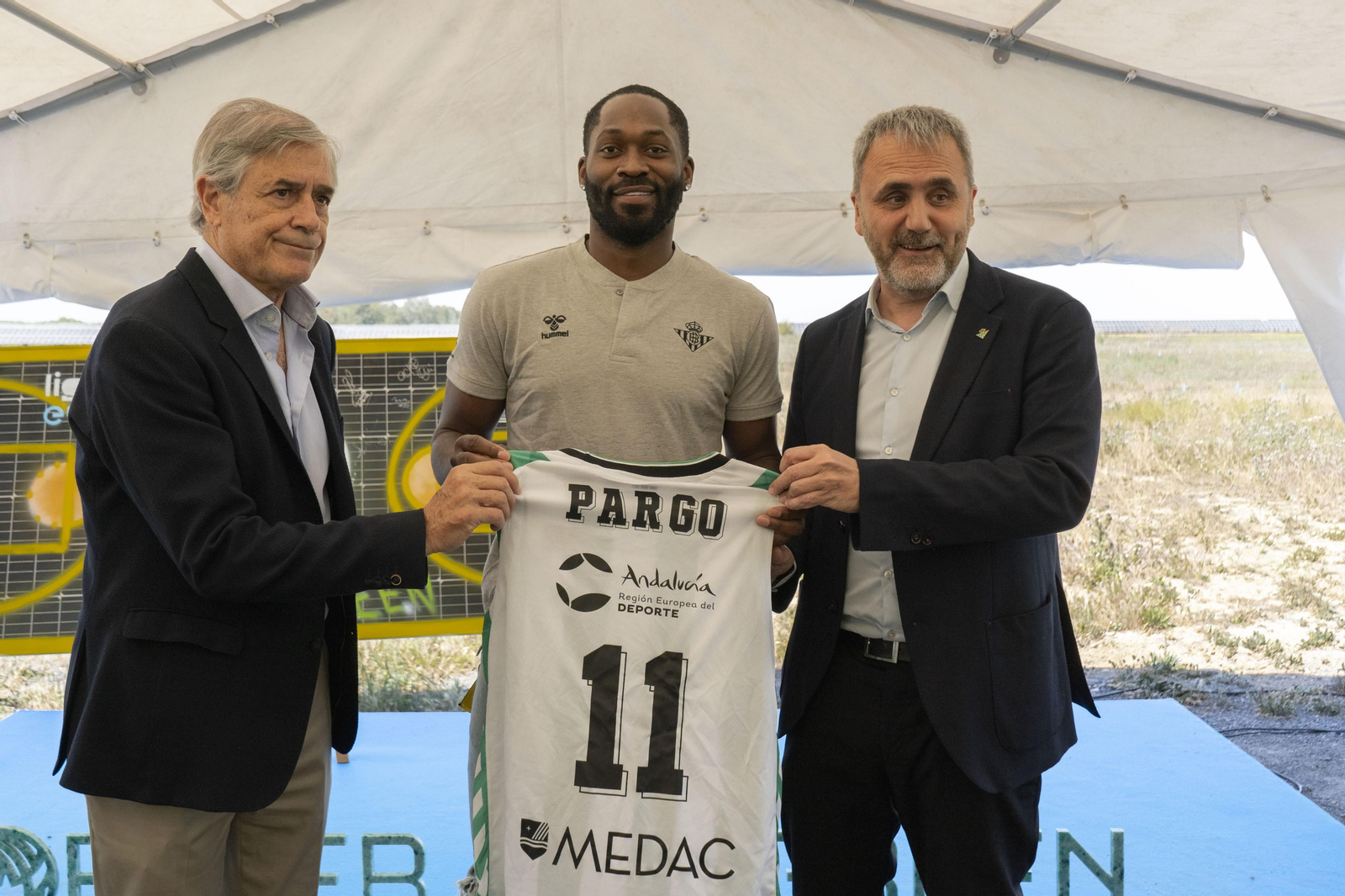 Jeremy Pargo sonríe entre Berdi Pérez y Fernando Moral.