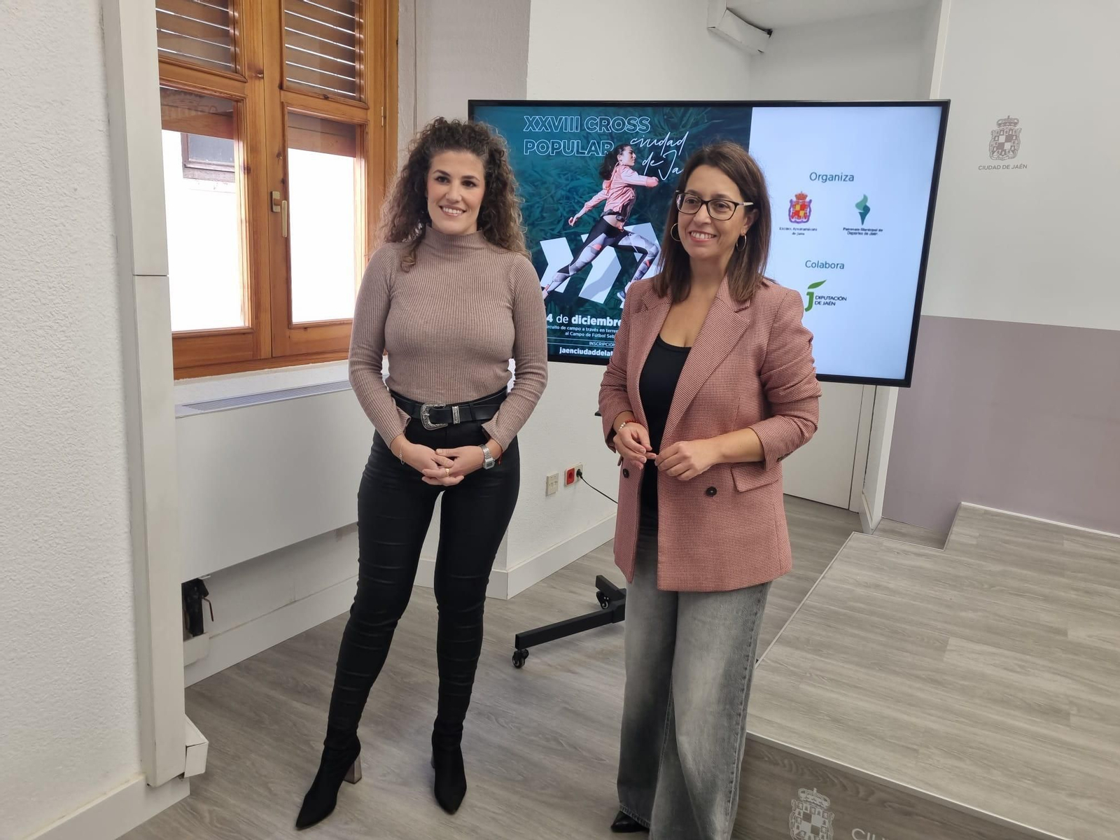 Beatriz López y África Colomo, posan con el cartel de la XXVIII edición.