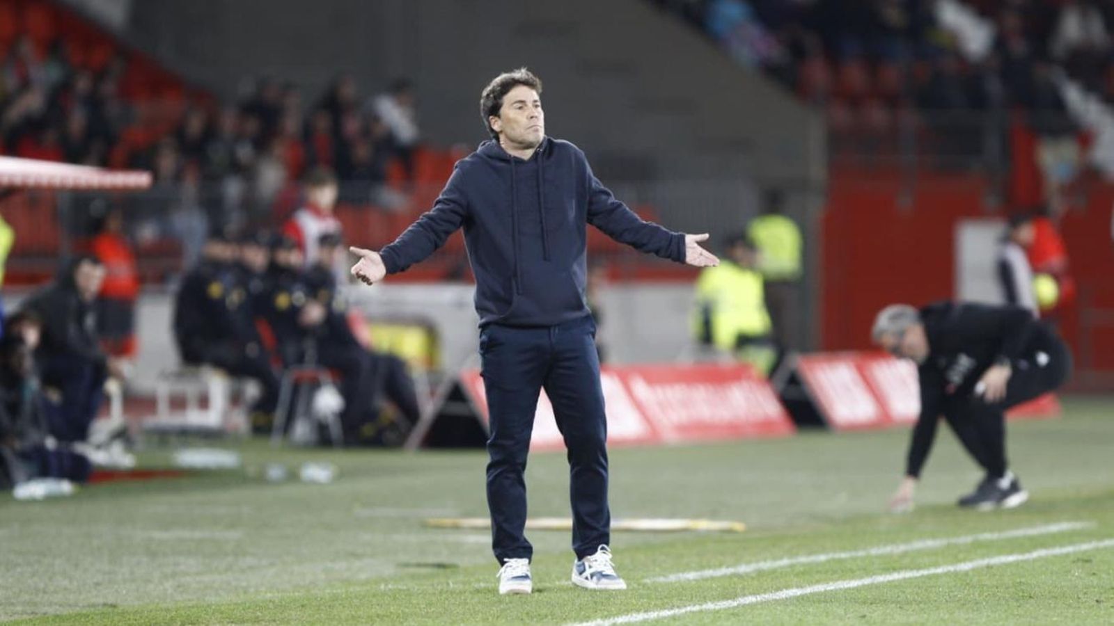 El técnico rojiblanco, contrariado por una decisión del colegiado del encuentro.