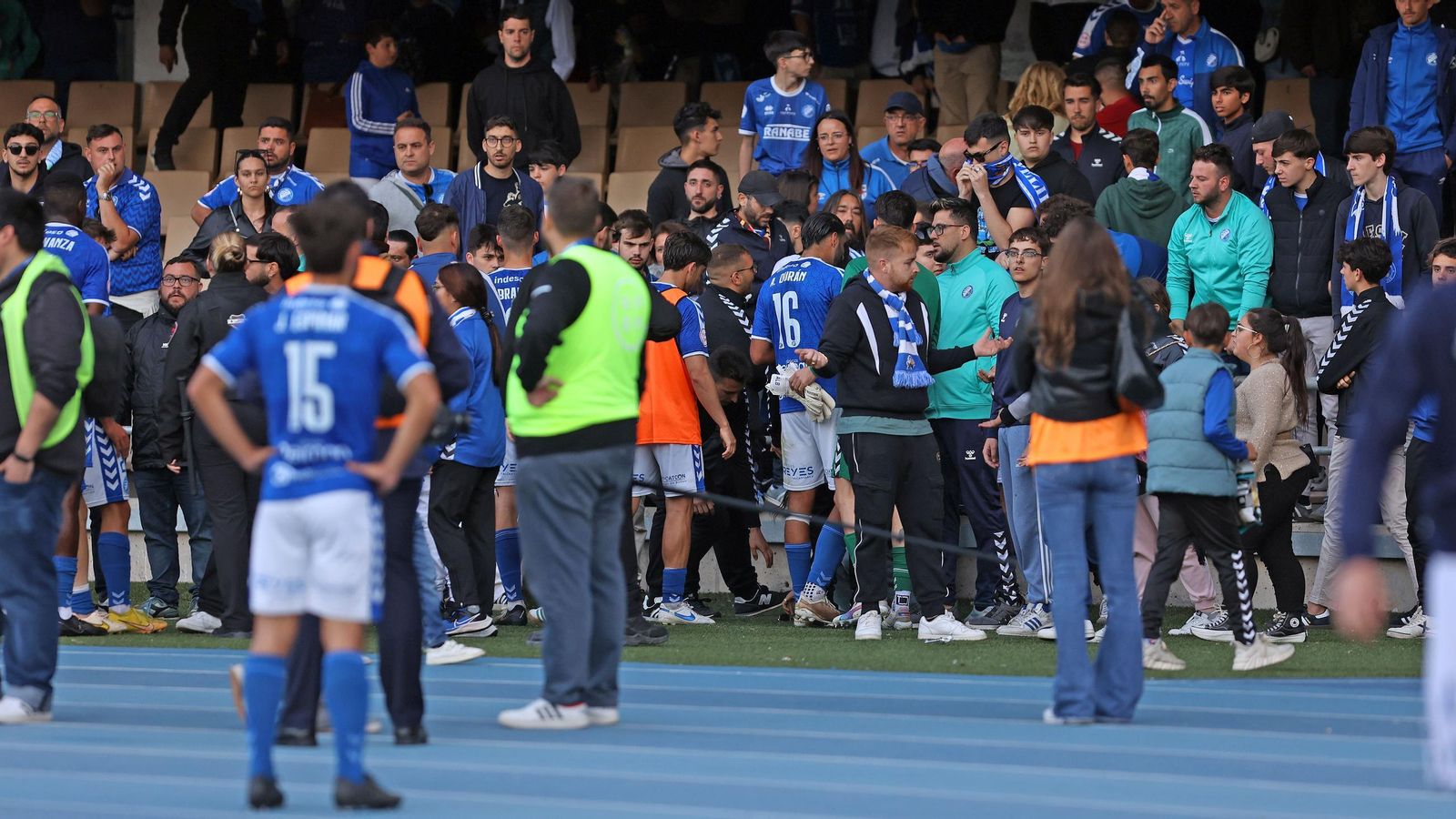 Se vivieron momentos de tensión entre jugadores y varios aficionados al término del encuentro.