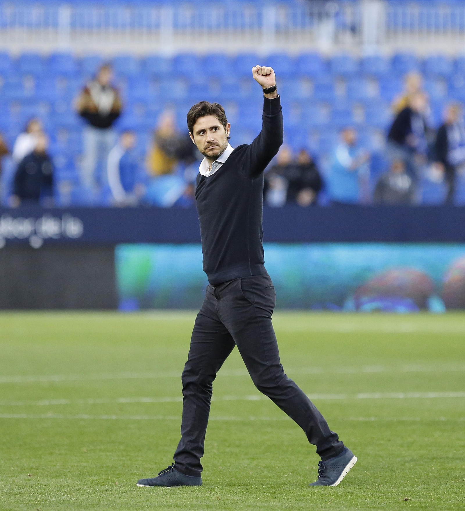 Víctor Sánchez del Amo saluda a la grada después del partido contra el Elche en La Rosaleda Víctor Sánchez del Amo saluda a la grada después del partido contra el Elche en La Rosaleda
