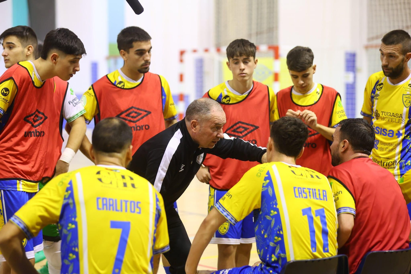 Gálvez da instrucciones a los jugadores del Virgili.