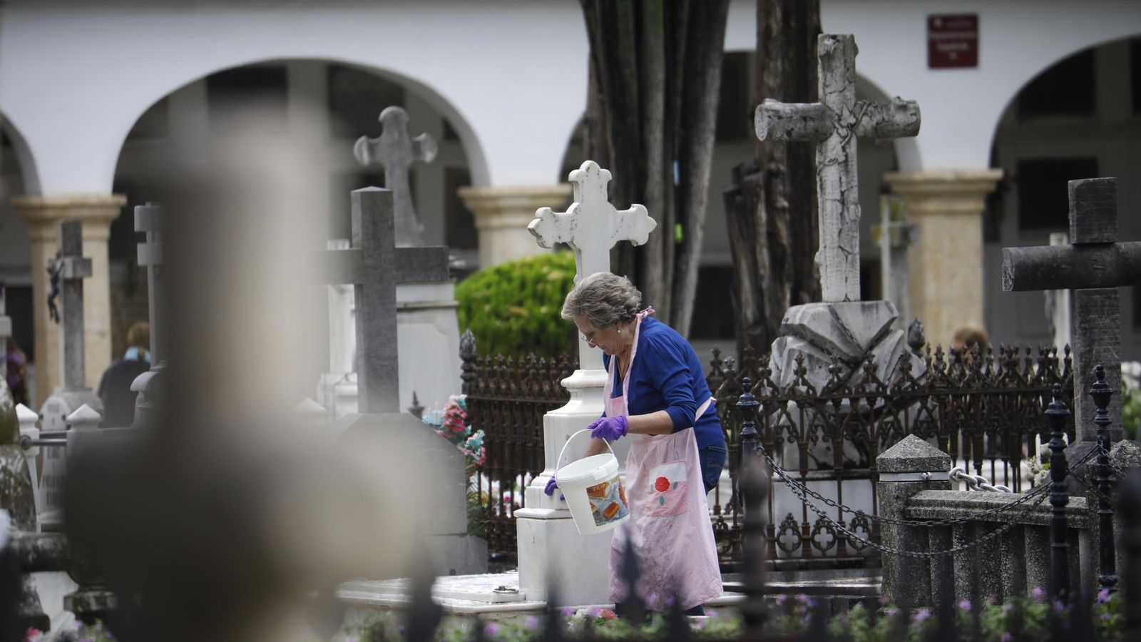 Una mujer limpia un panteón en la zona vieja de San Rafael.