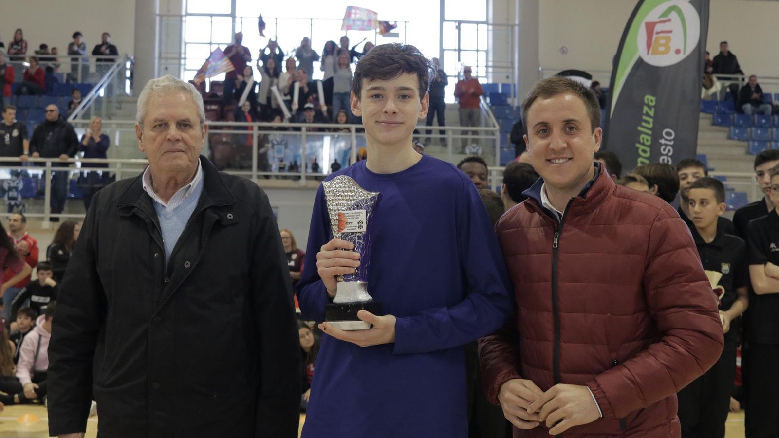 El alcalde de Vera y el concejal de Deportes junto a Enric Sanmartín.