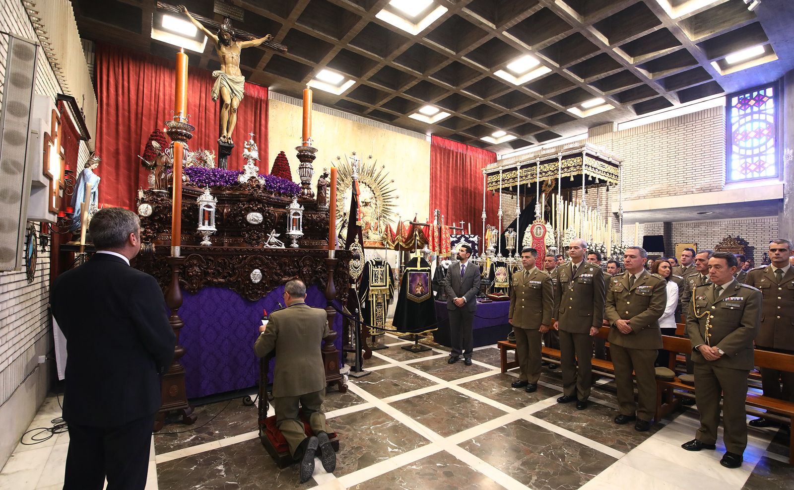 Emotiva ofrenda militar en Capuchinos