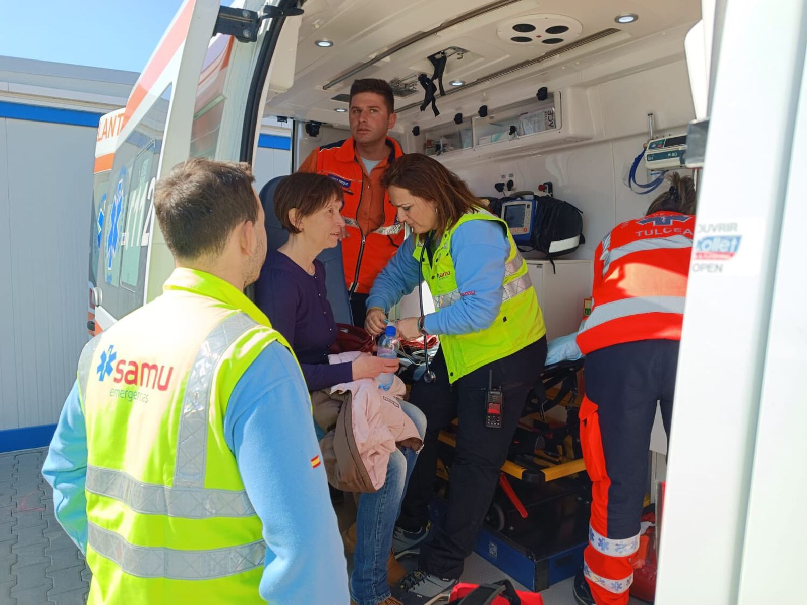 Parte del contingente del SAMU en plena asistencia sanitaria a una mujer ucraniana.