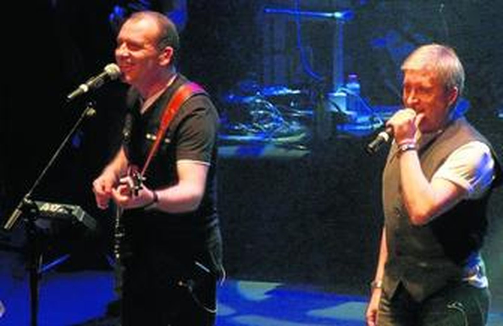 Pedro, el moreno con menos pelo y con su guitarra y Javi, el rubio, que ahora ya tiene canas en Roquetas el sábado.