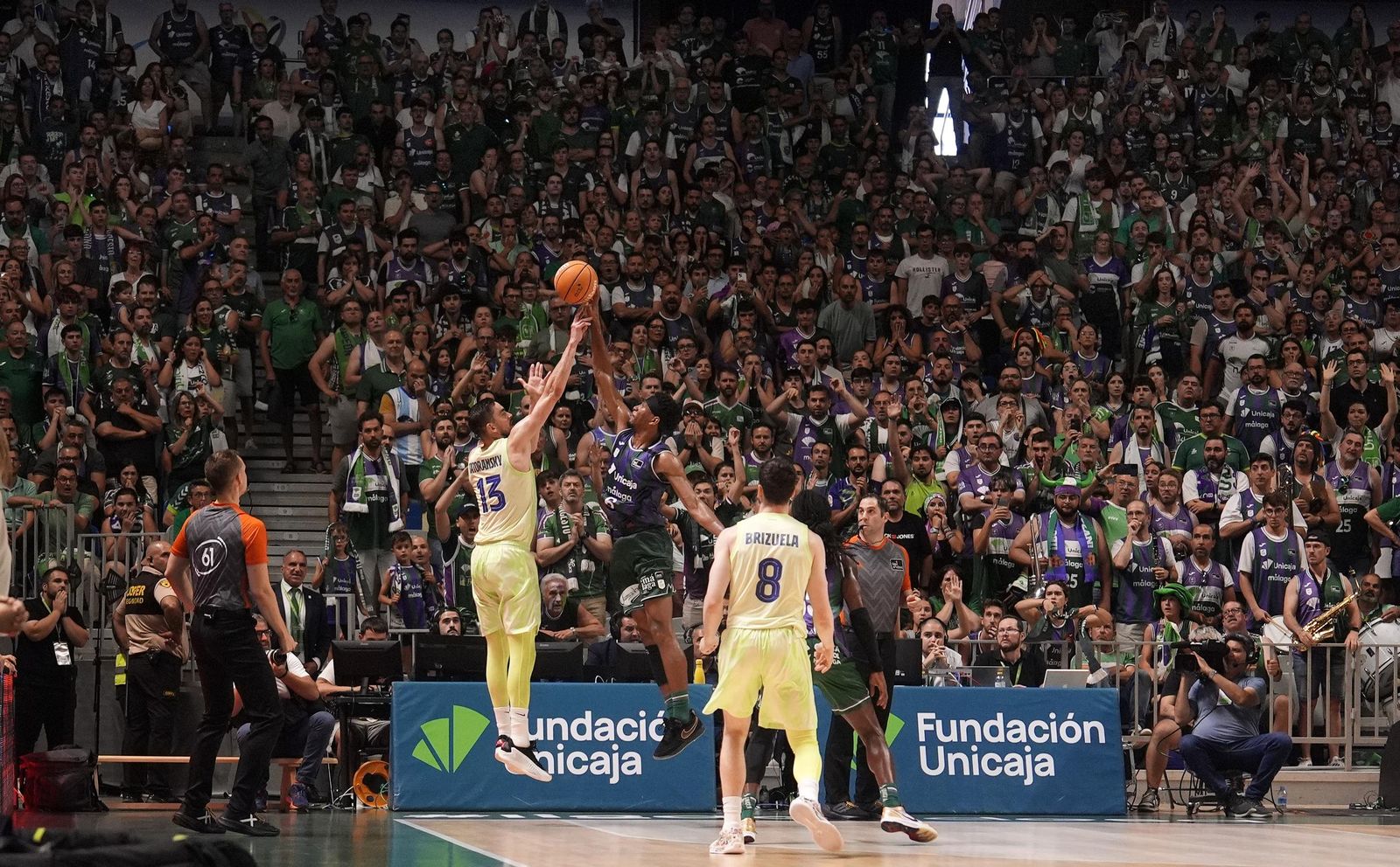 El tapón de Kameron Taylor a Satoransky, una foto viral