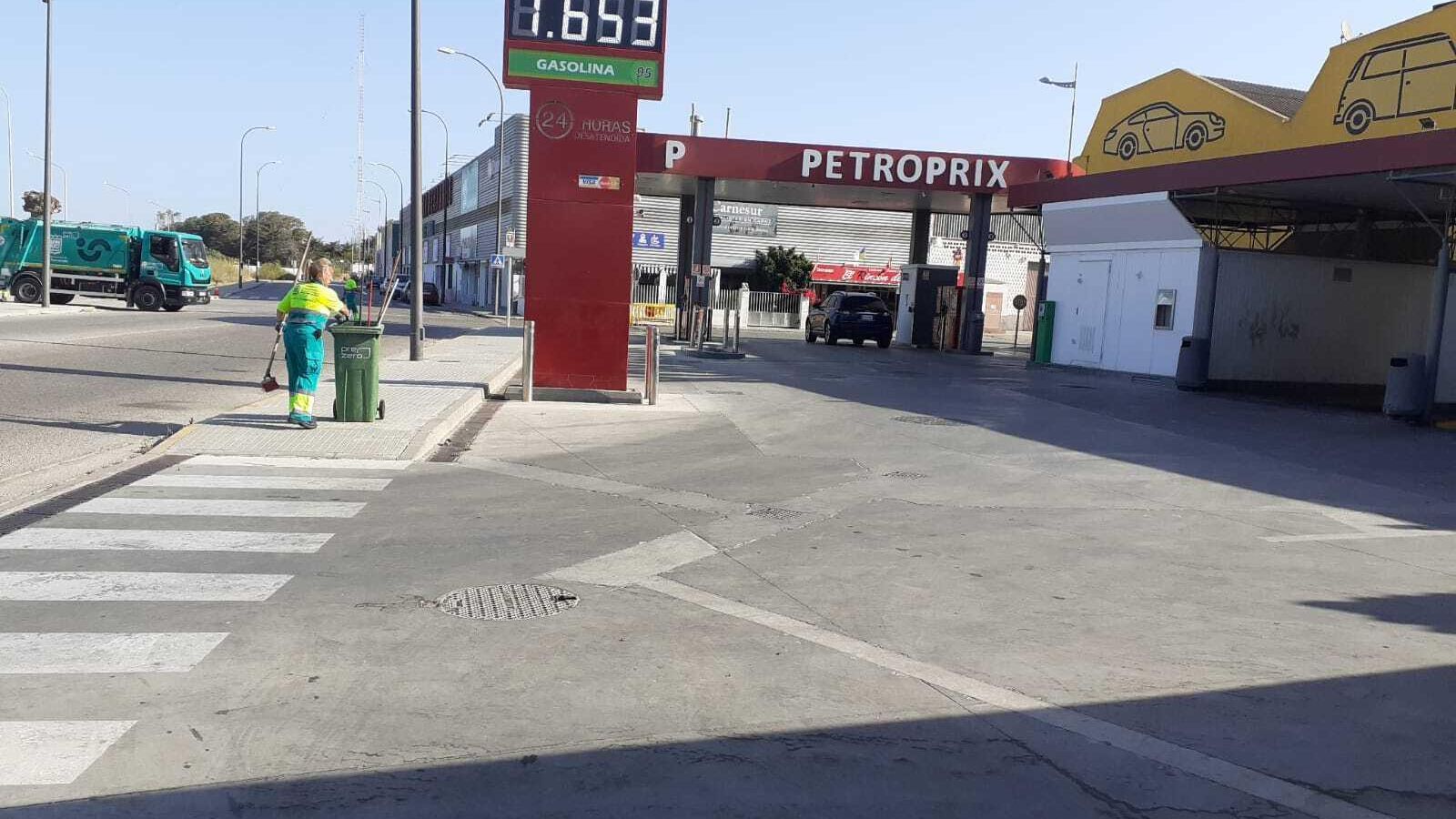 Calles del polígono de Fadricas, tras el operativo especial de limpieza puesto en marcha después del concierto del Bahía Sound Day. Calles del polígono de Fadricas, tras el operativo especial de limpieza puesto en marcha después del concierto del Bahía Sound Day.