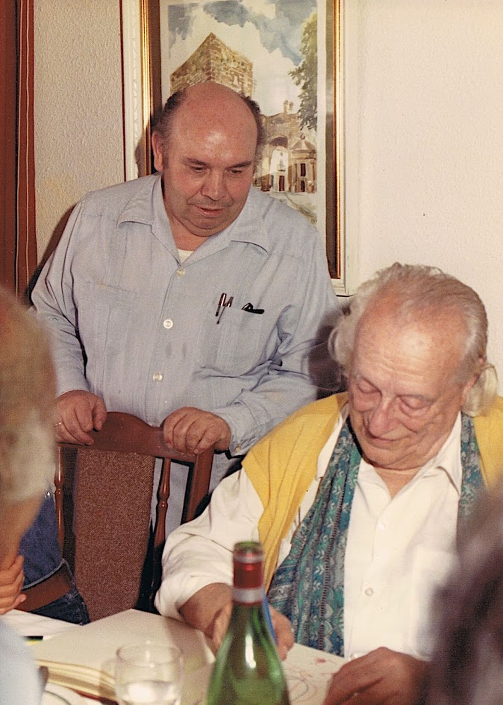 Juanito junto a Rafael Alberti en el restaurante que regenta en Baeza.