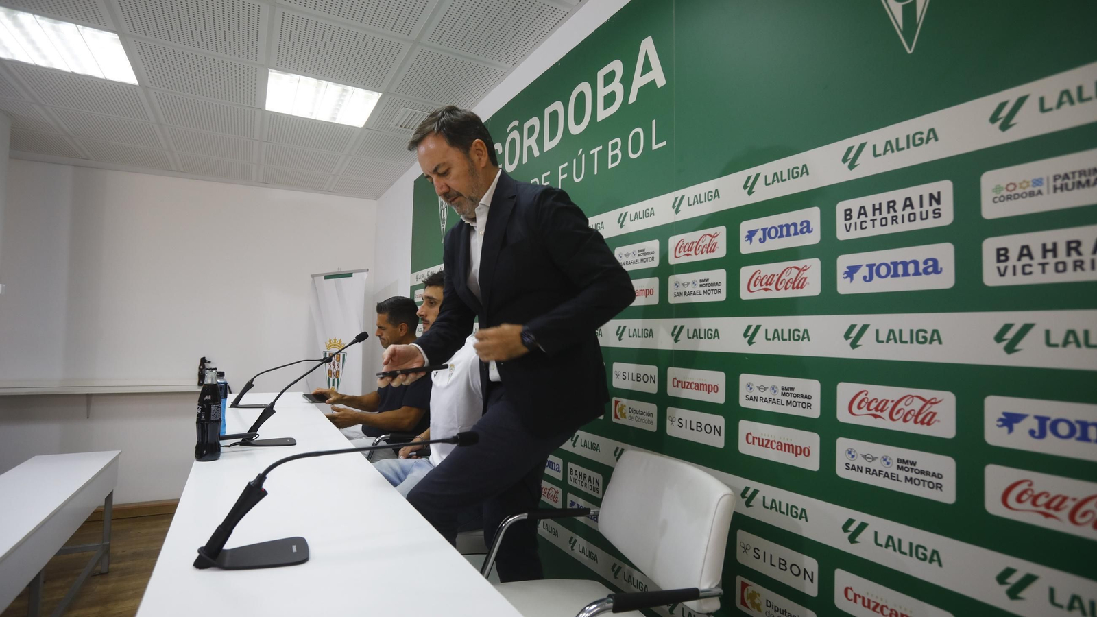Antonio Fernández Monterrubio mira el móvil antes de la presentación de Vilarrasa.