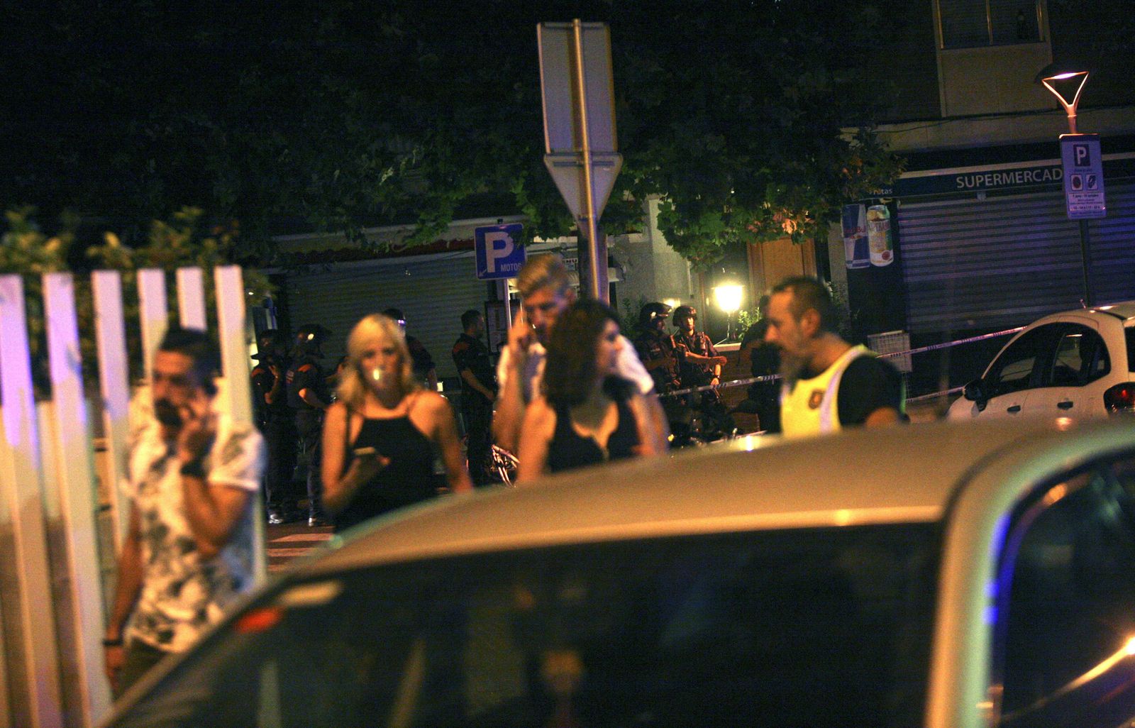 Agentes y vecinos de Cambrils.