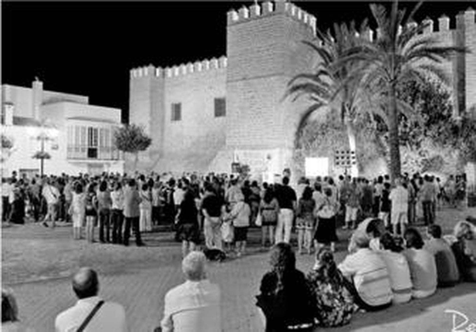 Imagen del público que asistió la pasada noche de jueves al homenaje a Ángel González en Rota.