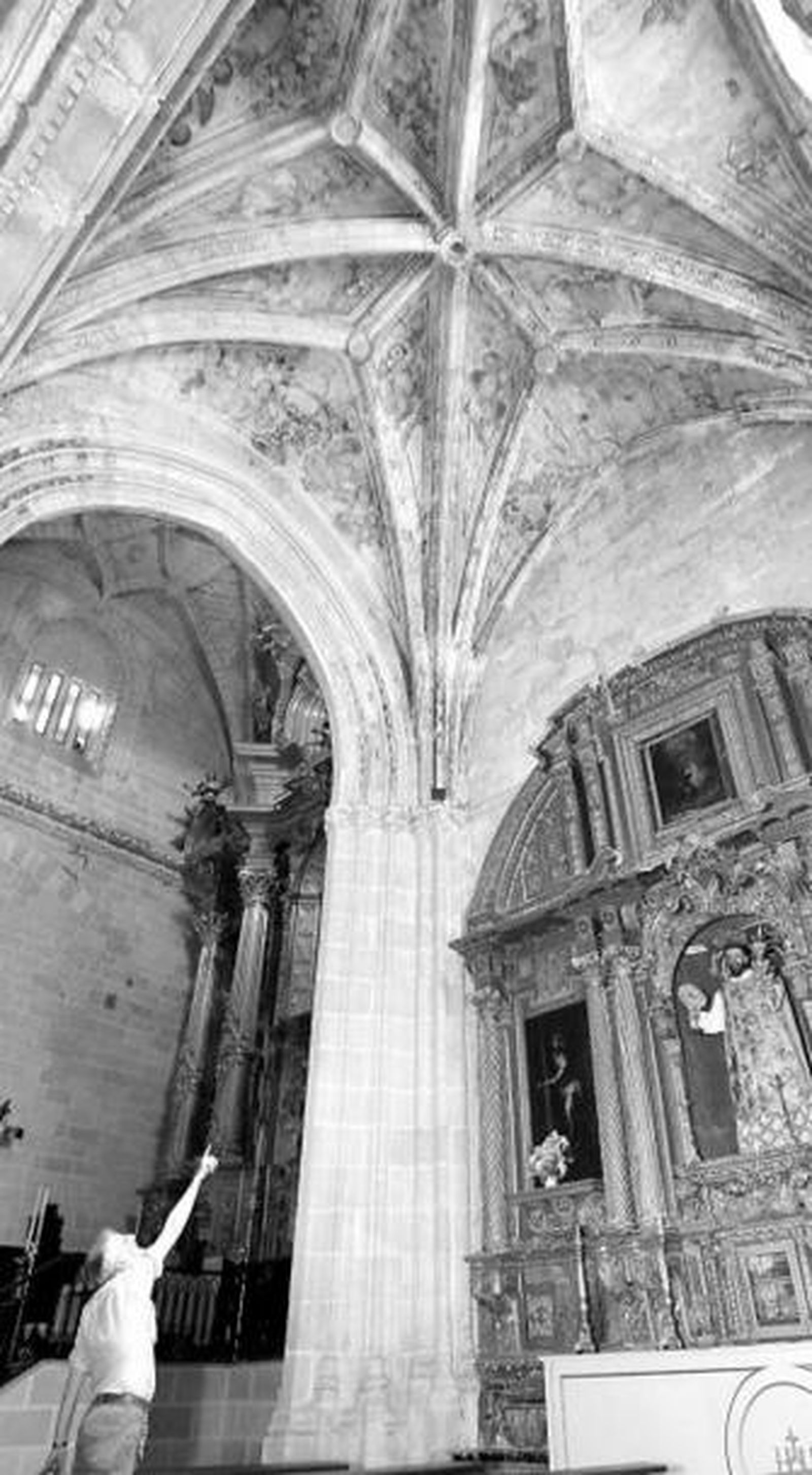 Un feligrés de la parroquia muestra uno de los frescos de una capilla.