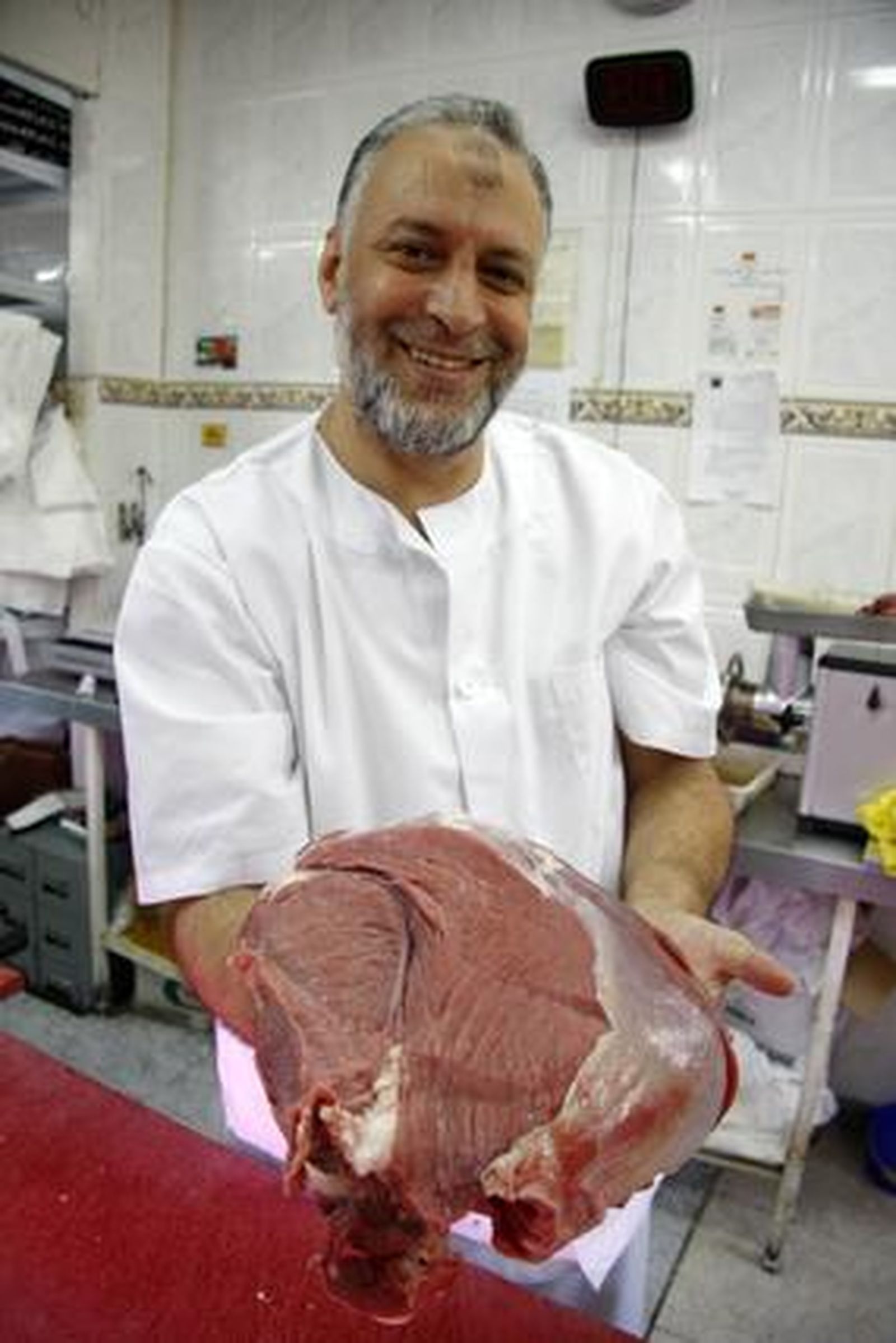 Alimentos de la tienda y carnicería Halal Hamid en Sevilla.

Foto: Belén Vargas