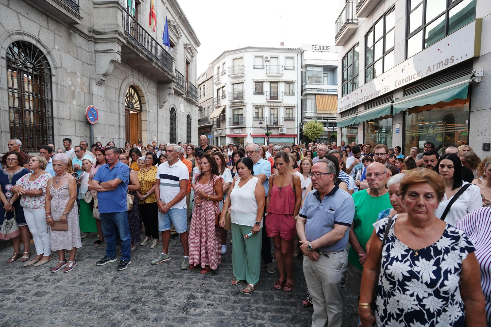 La concentración en repulsa al crimen machista de Pozoblanco, en imágenes