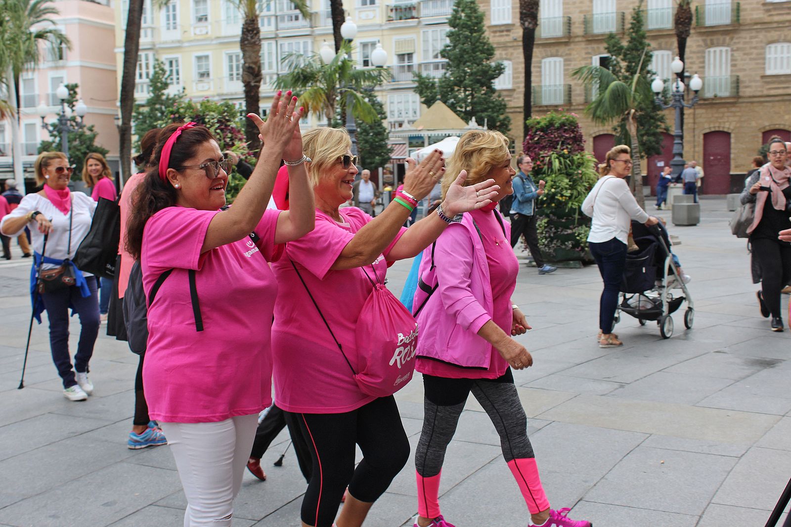 Mujeres con camisetas rosas participan en el Día Mundial contra el Cáncer de Mama.