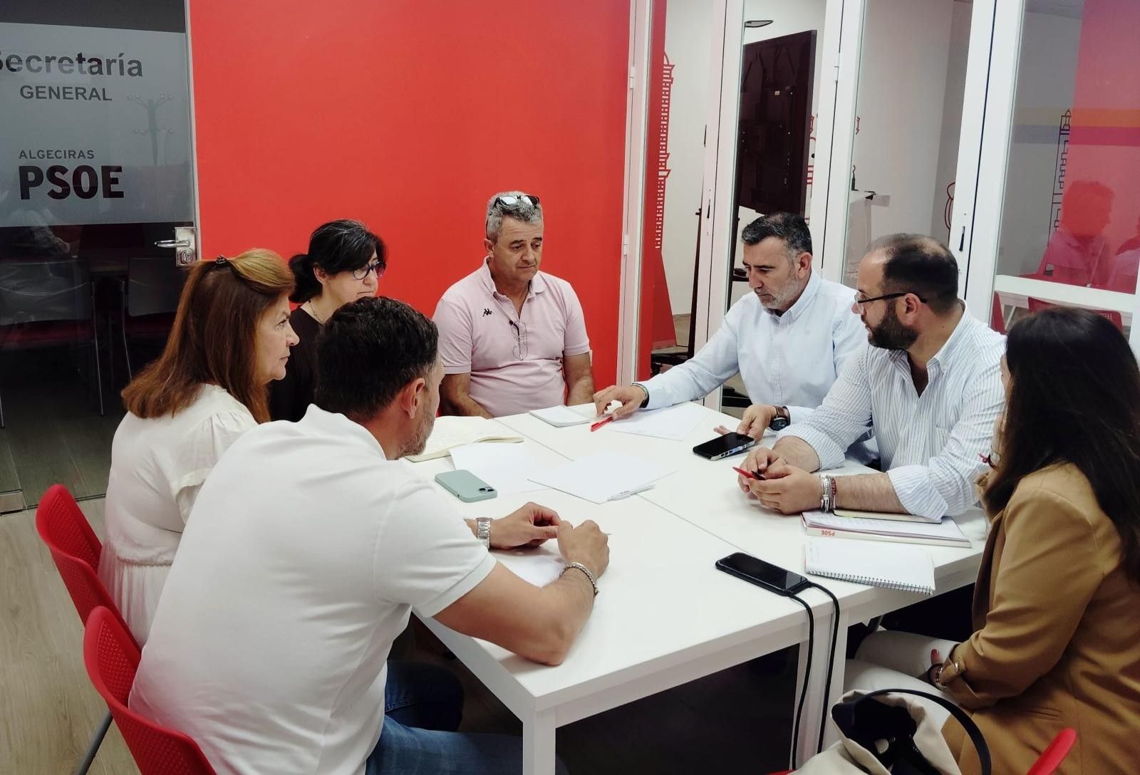 Pizarro, durante la reunión con los representantes de trabajadores del Infoca.