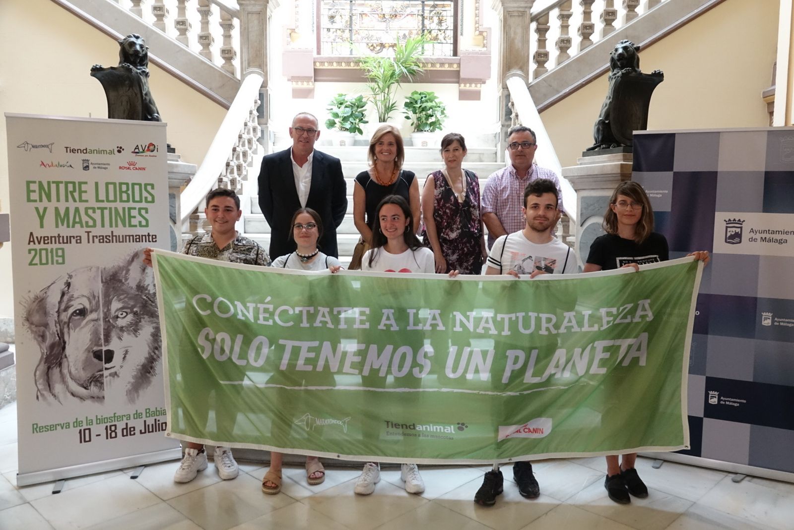 Los cinco niños que participarán en la Primera 'Aventura Trashumante entre lobos y mastines'.