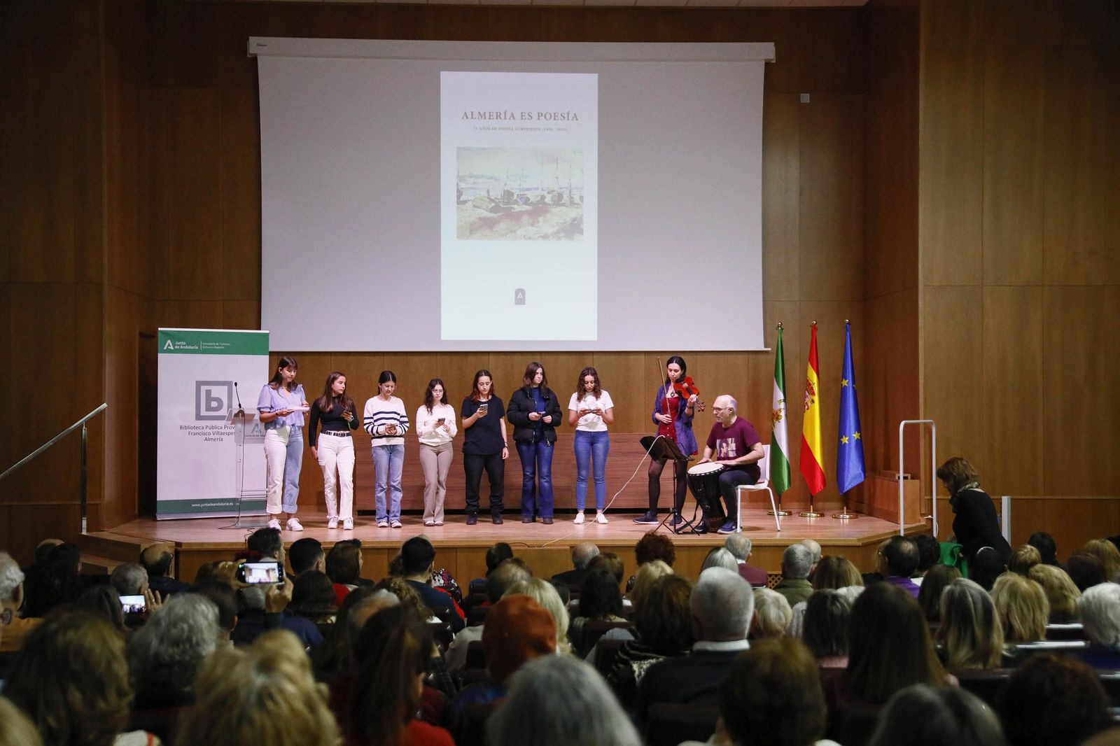 Las imágenes de la presentación del libro "Almería es poesía" en la biblioteca Villaespesa de la ciudad de Almería