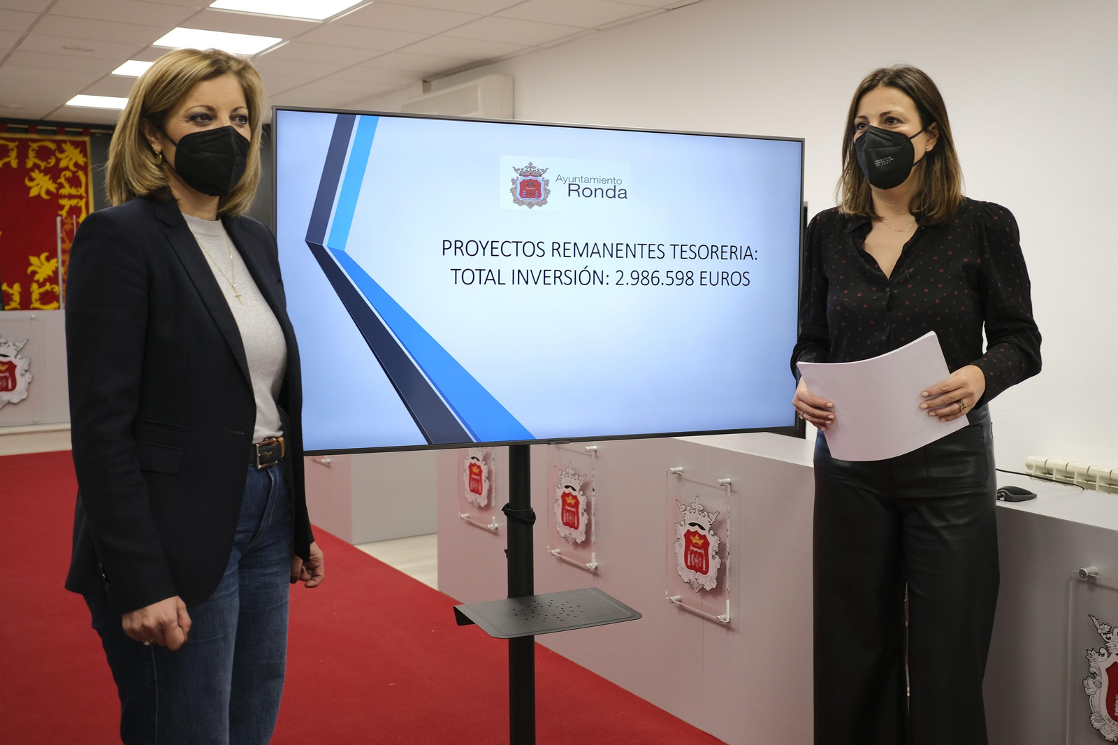 La alcaldesa de Ronda (derecha) junto a la delegada municipal de Contratación.