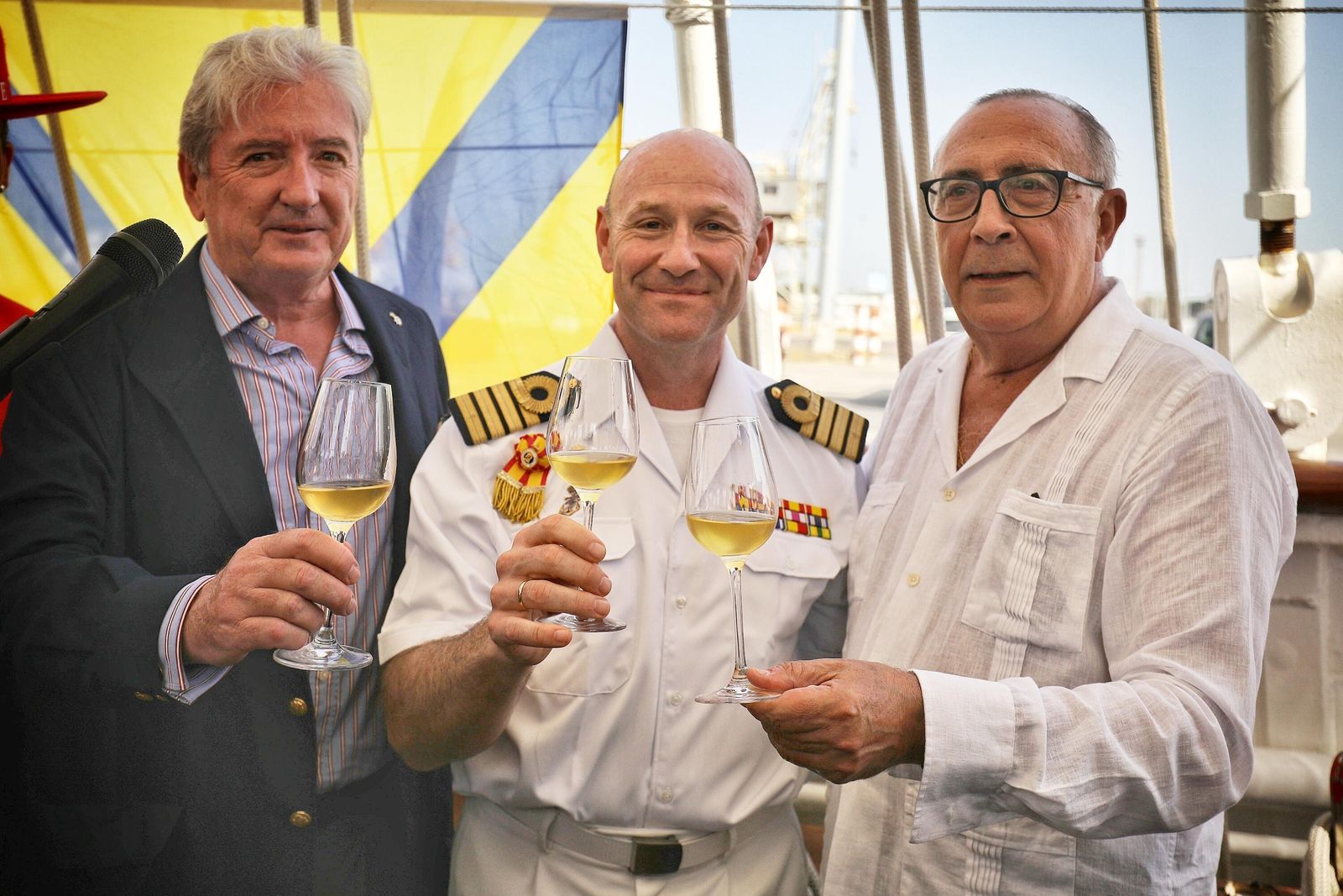 González Byass recibe en el 'Elcano' su Tío Pepe Estrella de los Mares