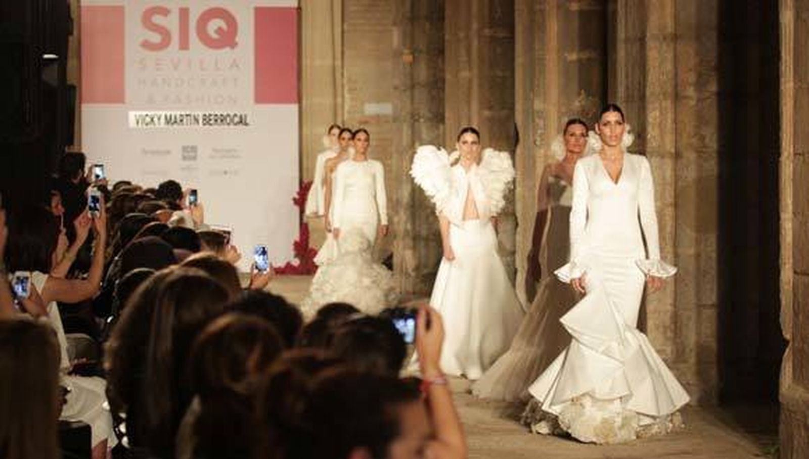 Una madrina de lujo para vestir a la novia