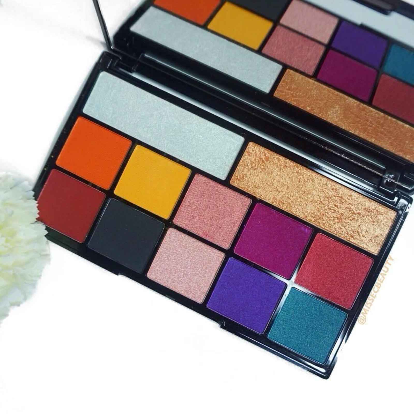 Paleta Kisses of fire de Carmi x Revolution.