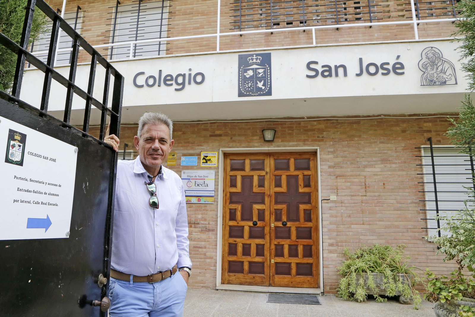 Javier Fernández, máximo responsable de la Fundación Xafer, a las puertas del colegio.