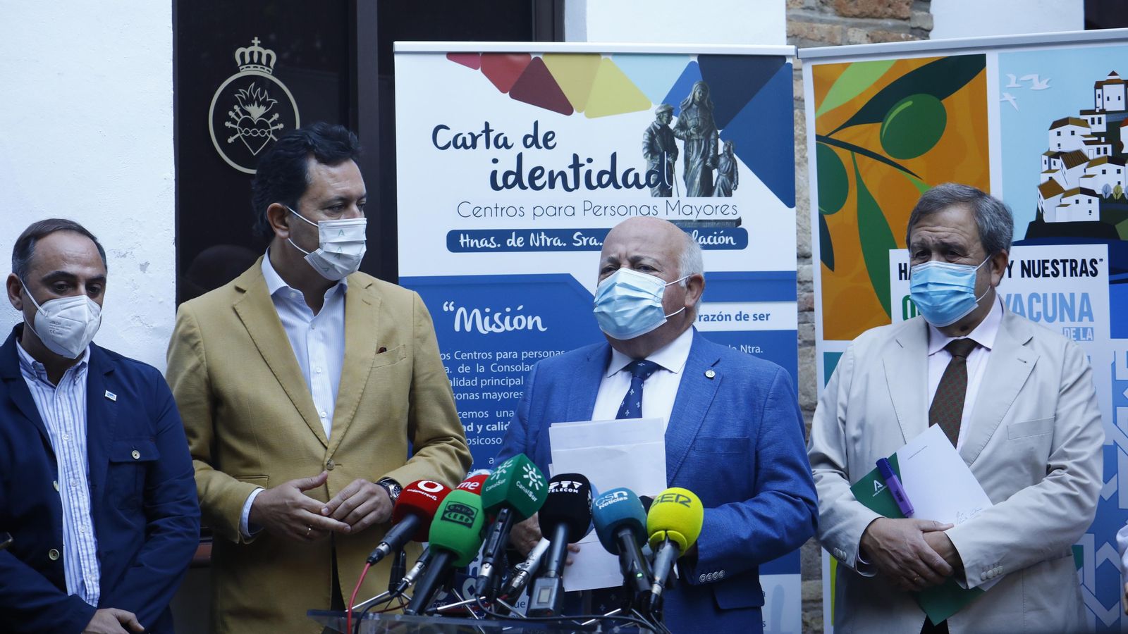 El consejero de Salud, Jesús Aguirre, en la residencia Nuestra Señora de Los Dolores de Córdoba.