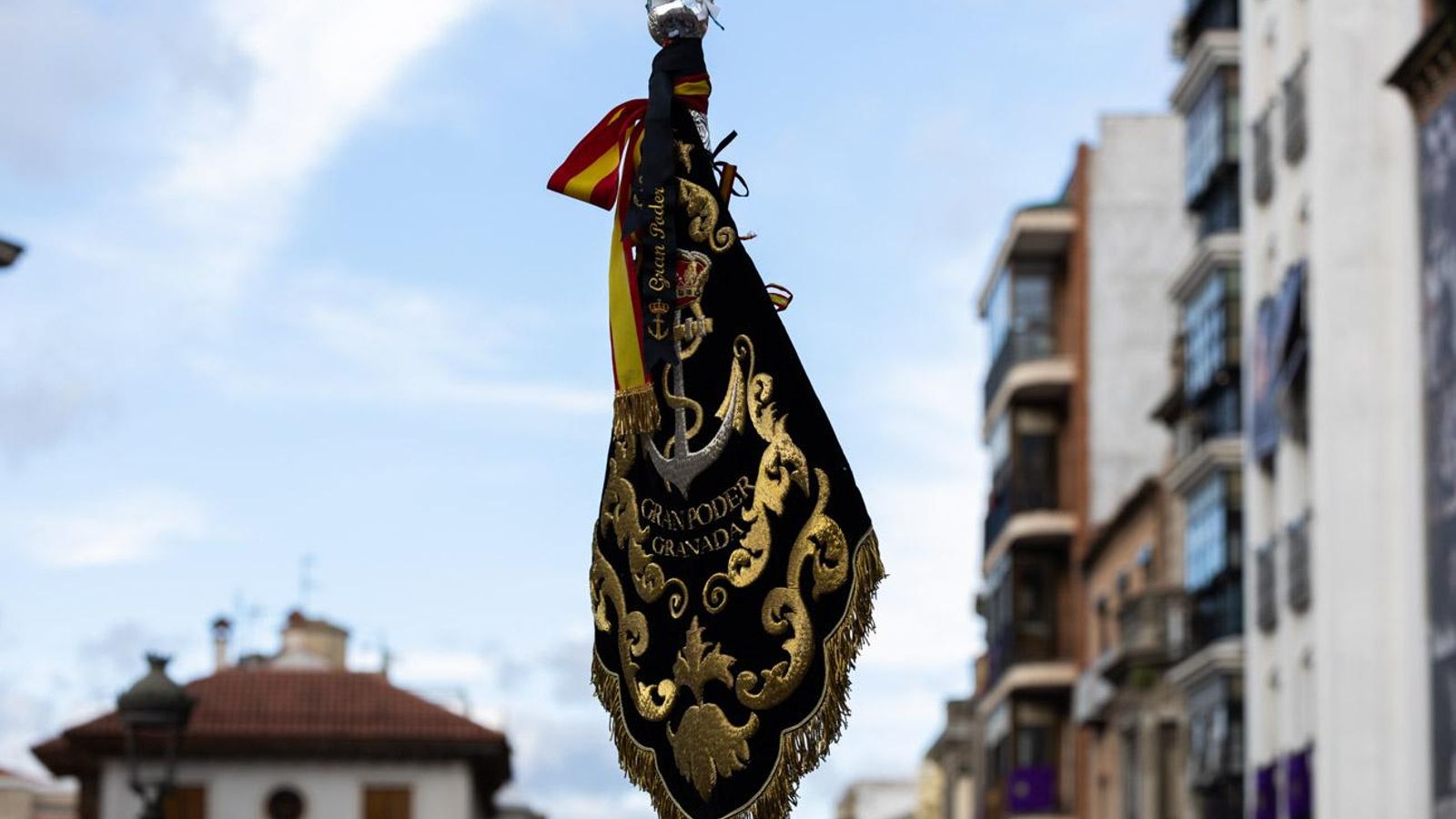 Los cofrades se rinden ante los grandes pasos de misterio del Lunes Santo