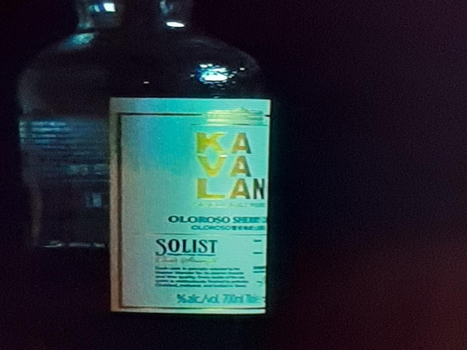 La botella de whisky con toque de jerez oloroso se muestra en una escena del film.