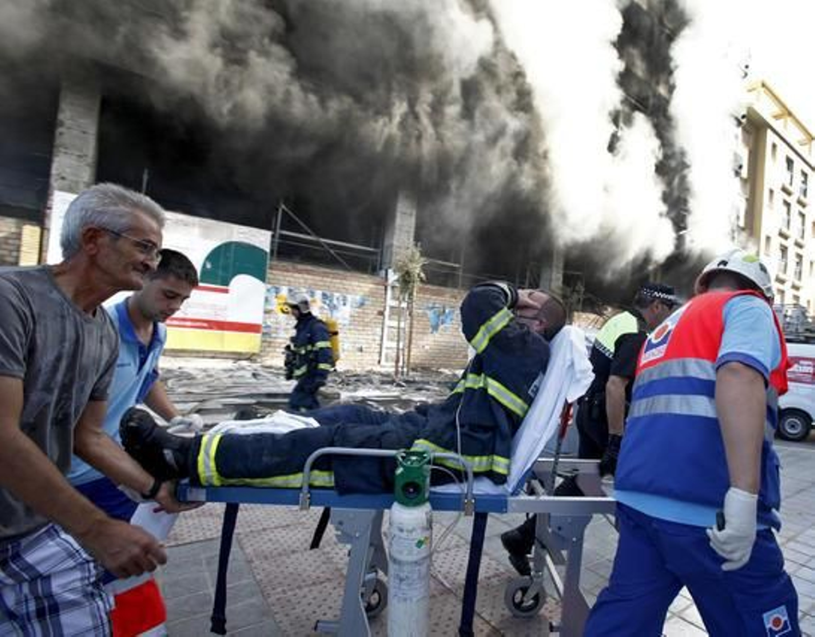 Espectacular incendio en un edificio de la calle Brasil. /Jesús Marín