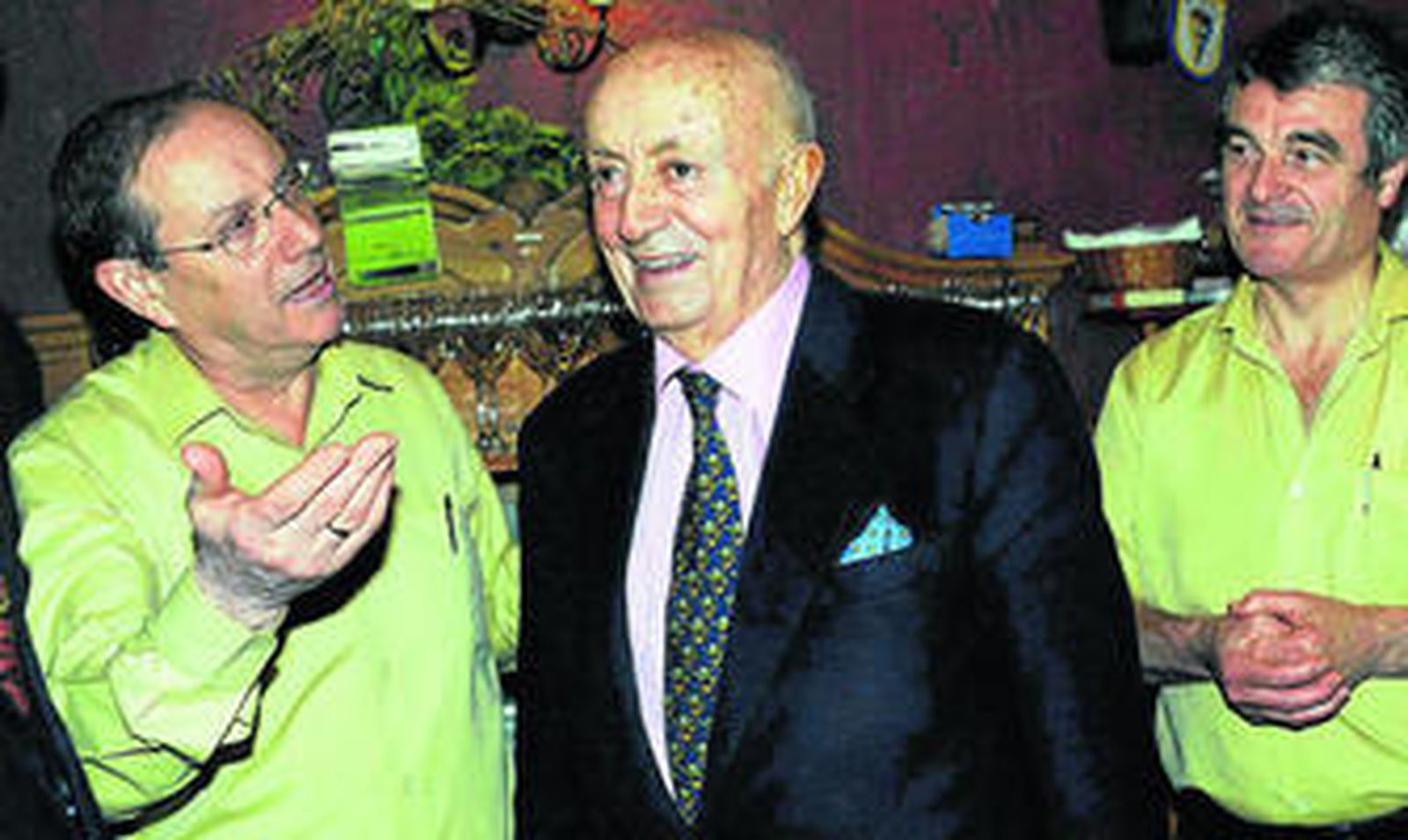 Este martes pasó el día entre nosotros el famoso restaurador madrileño Lucio, que se vino a Cádiz a entregar los premios 'Cádiz, la mar de bueno'.  Acabada la jornada, llegada la hora de la cena, prefirió los servicios de 'Cumbres Mayores', el restaurante de la calle Zorrilla del que ya había oído hablar en la capital del Reino. Allí fue directamente atendido por Manolo Mesa y Jesús Ramos (en la foto de Kiki, con Lucio), que junto a Isidoro Cárdeno conforman la propiedad del negocio. Ocuparon una mesa en la que se encontraban Jesús Martín, Pascual, Manuel Ahumada, la hija de Lucio y unos acompañantes, a los que pusieron por delante jamón, caña de lomo, queso, guarrito chico, gambas, merluza y postre. Una cena de la que salieron todos muy satisfechos.