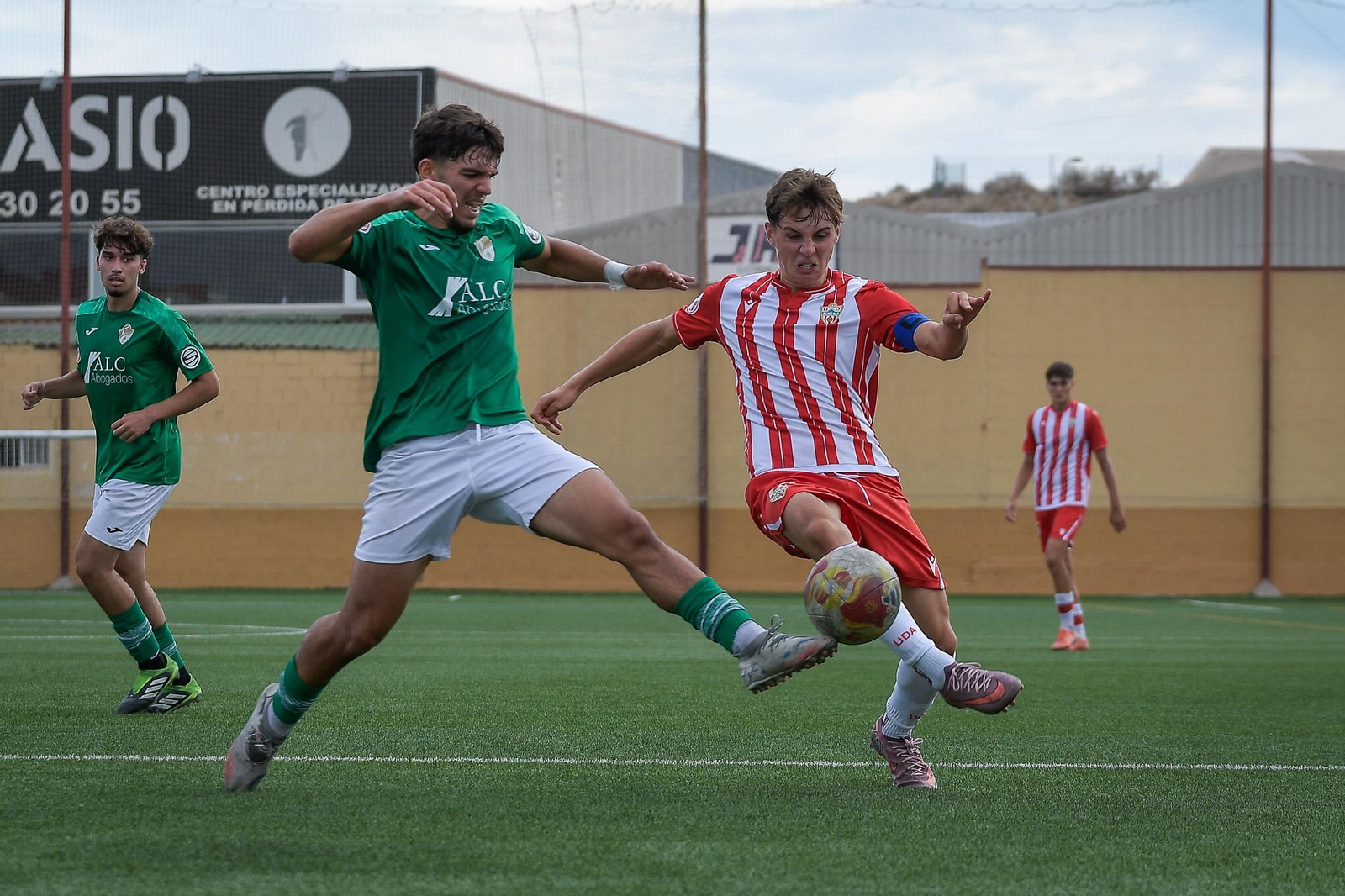 El centrocampista irlandés disputa un balón con un rival durante el choque de la pasada jornada frente a La Mosca.