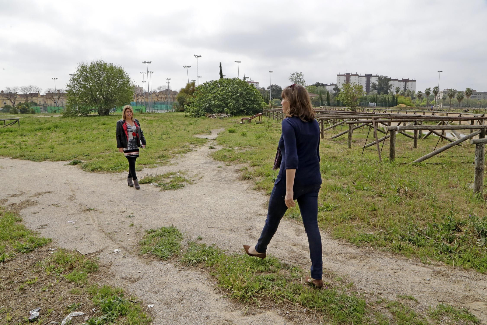 La alcaldesa, Mamen Sánchez, y la primera teniente, Laura Álvarez, ayer en el complejo deportivo de Chapín.