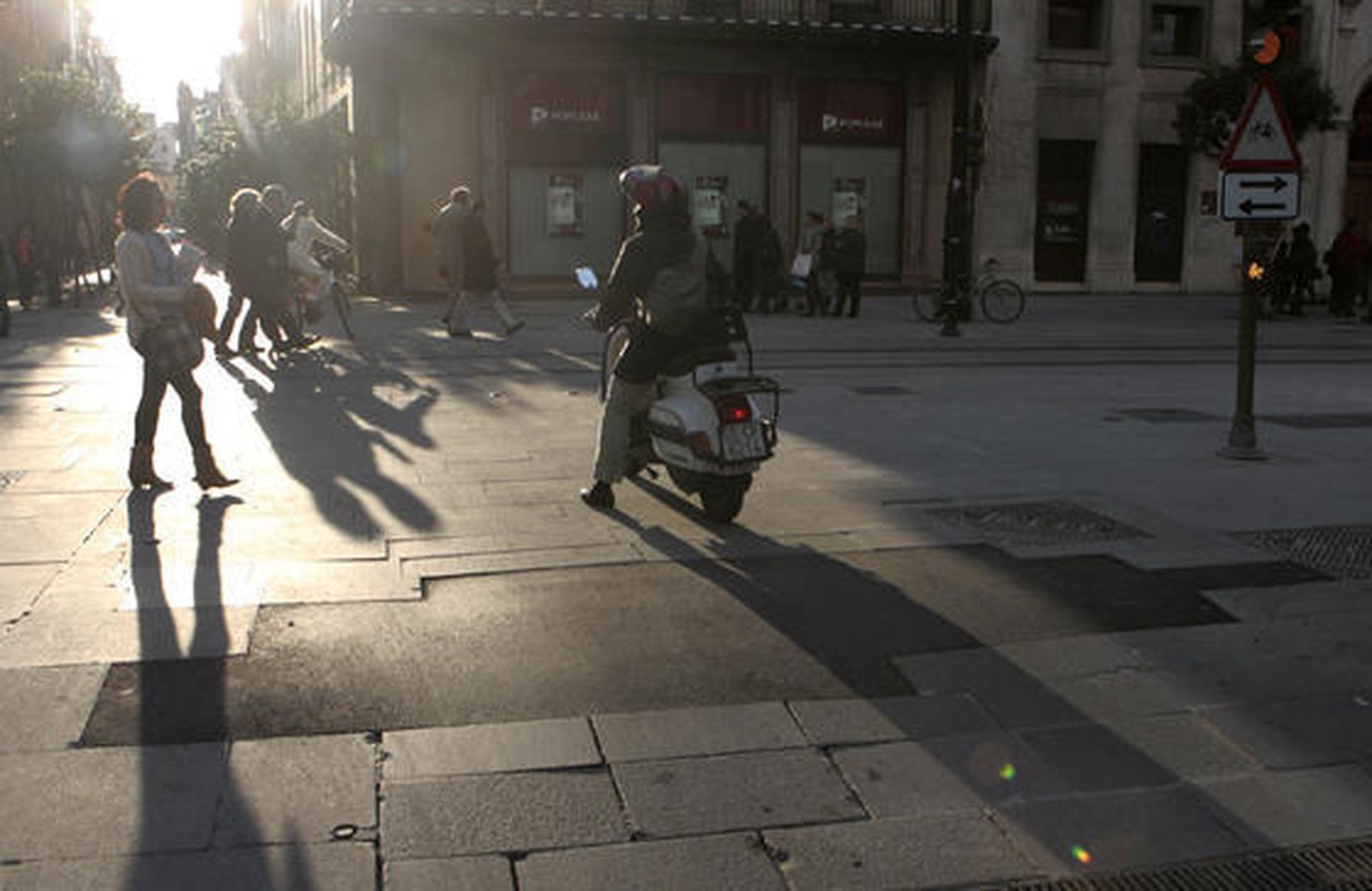 Parches en el suelo de la Avenida de la Constitución.  Foto: Juan Carlos Muñoz