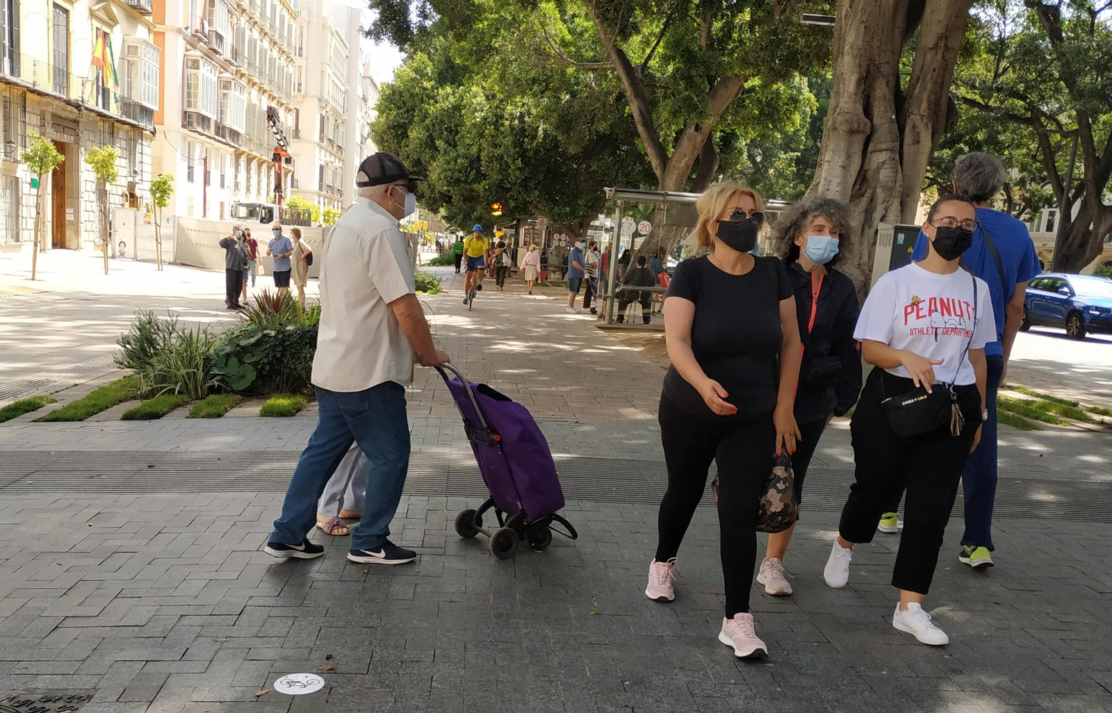 Varios peatones deambulan por el carril bici en el momento en que se acerca un ciclista. Varios peatones deambulan por el carril bici en el momento en que se acerca un ciclista.