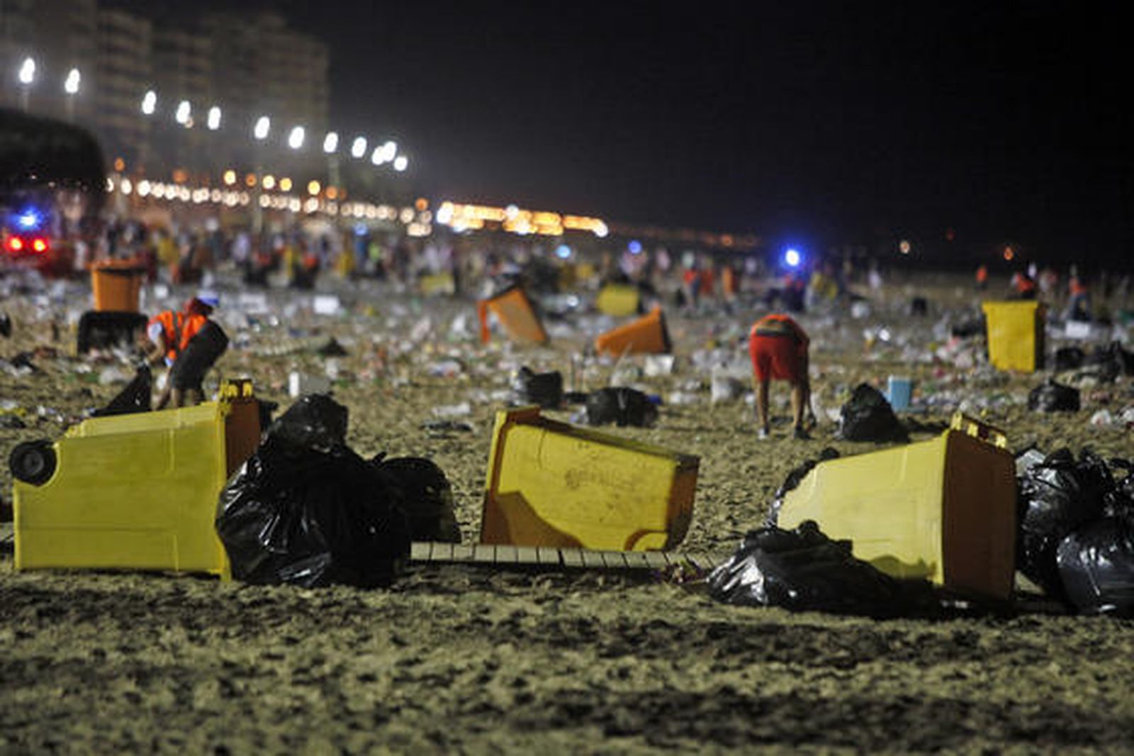Los servicios de limpieza recogen 42 toneladas de residuos de la arena tras la noche de las barbacoas del Trofeo Carranza.

Foto: Jesus Marin