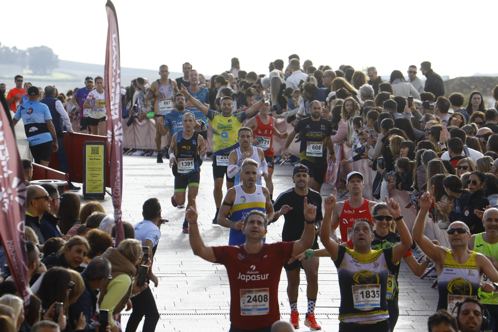 La gloria de cruzar la Puerta del Puente: las fotos de la línea de meta de la Media Maratón de Córdoba 2024