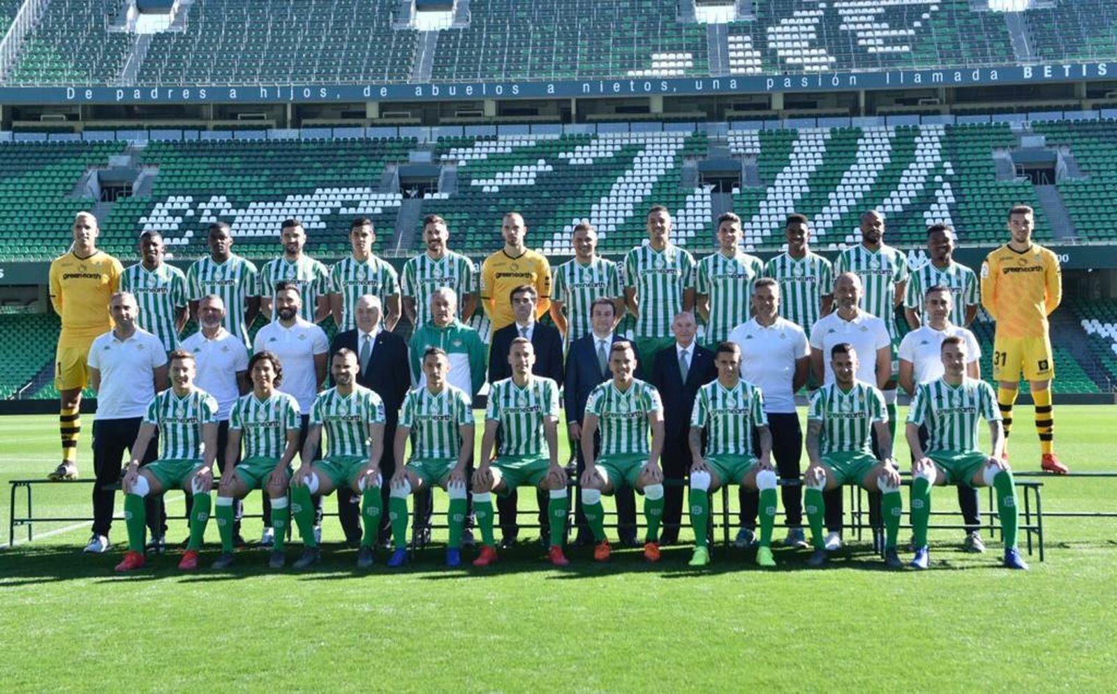 La primera plantilla posa en el estadio Benito Villamarín.