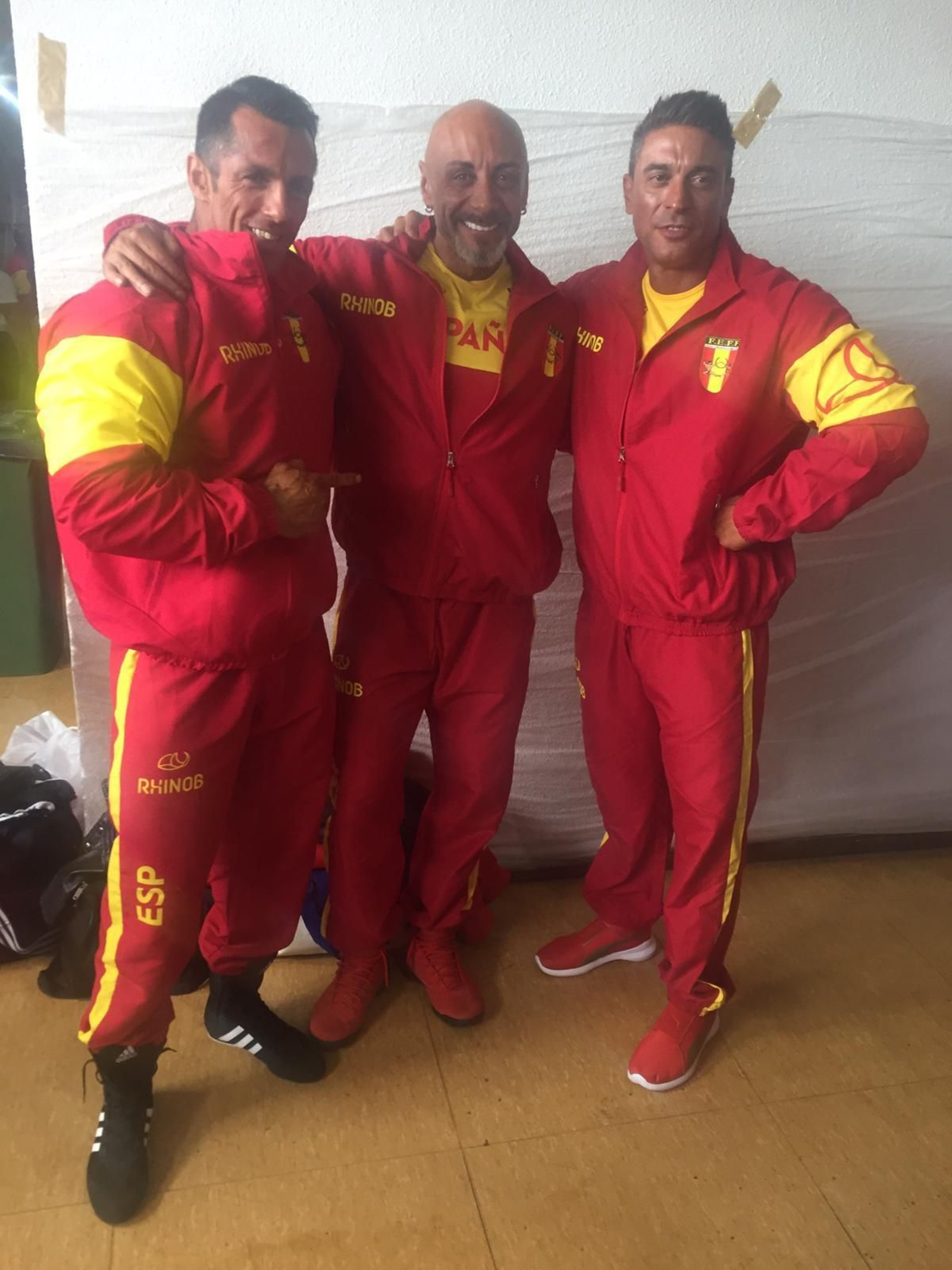 Álvaro Ordóñez (izq.), junto a su preparador Eduardo López (c), y Sergio Violero (d.), también mundialista.