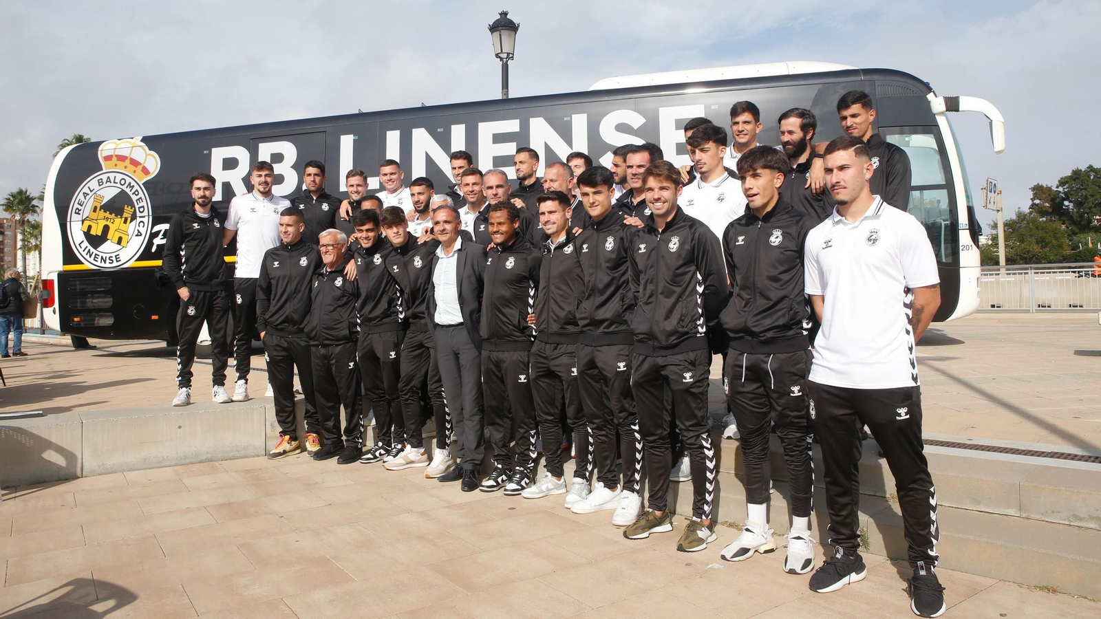 La plantilla de la Balona, en la presentación del autobús que estrena con su viaje a Águilas